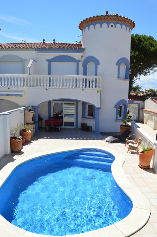 Villa con piscina frente a una casa en Raquel Koky, en Empuriabrava