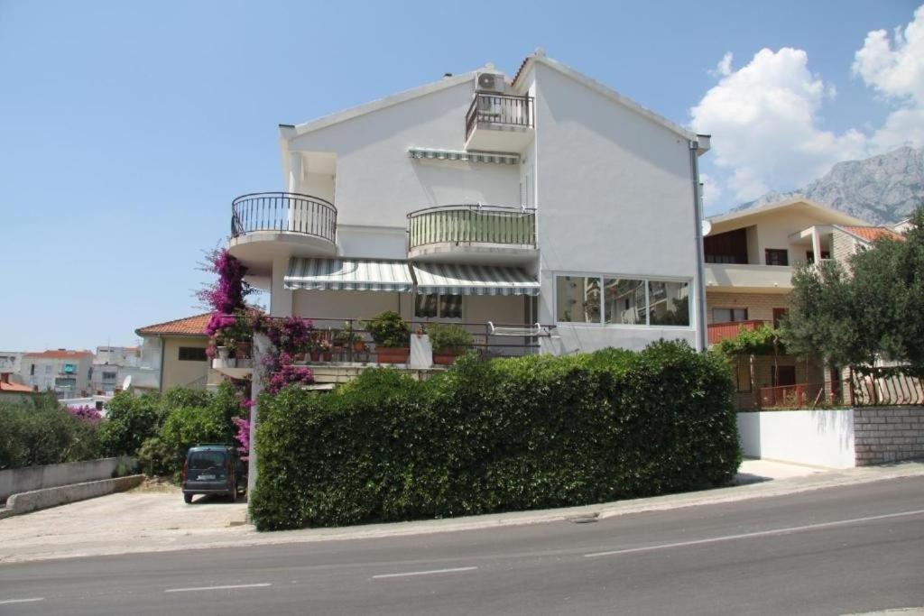 Apartments with parking space Makarska - 27979