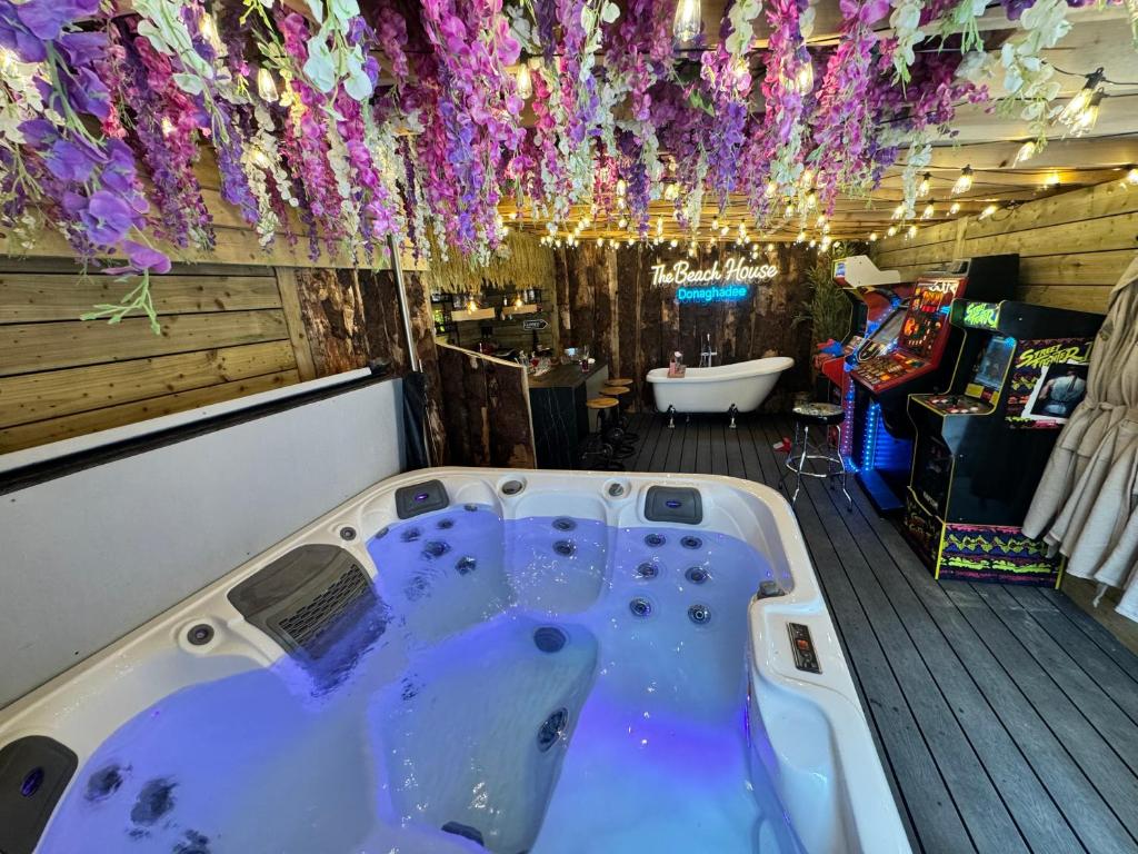 The Secret Garden, Donaghadee - The Beach House - Hot Tub - Tiki Bar - Games Room - Sleeps 6 - Casa Con Tre Camere Da Letto