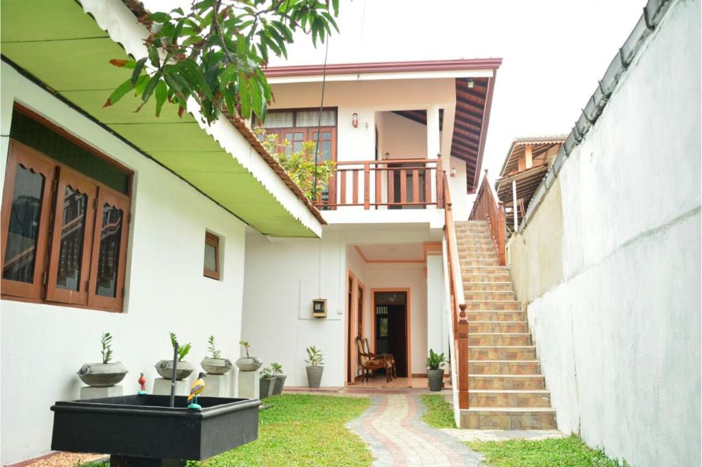 a house with a sink in the yard at Tropical Garden in Negombo