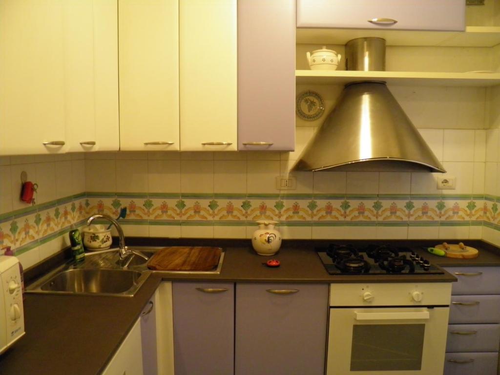 A kitchen or kitchenette at La Casa Dei Gerani