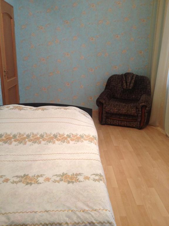 ゲレンジークにあるGuest House Belaya Nevestochkaのベッドルーム1室(ベッド1台、椅子付)
