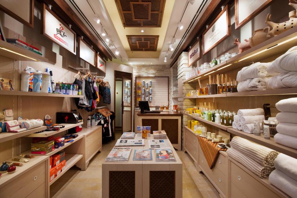 Supermarket nebo jiné obchody v  hotelu nebo okolí