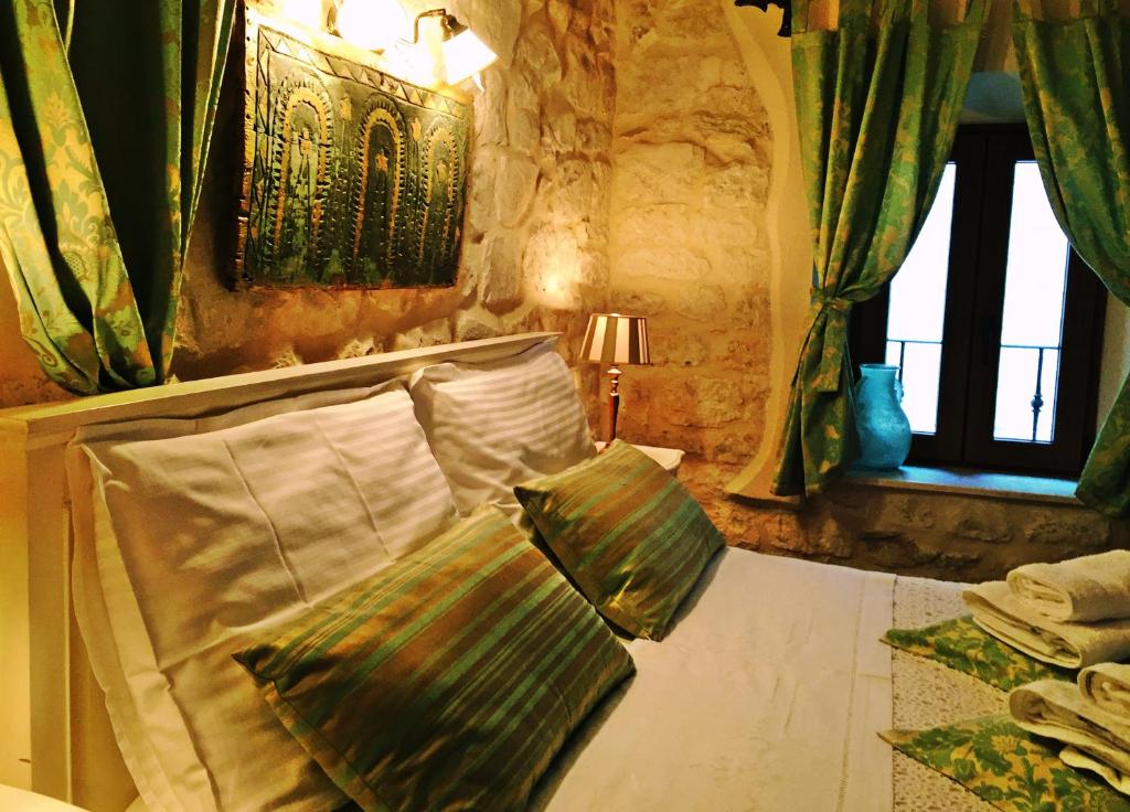 1 dormitorio con 1 cama con 2 almohadas en Dimora Picco Bello, en Trogir