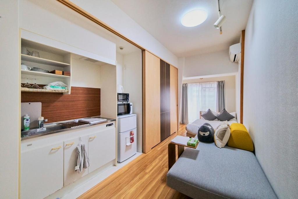 New Open Private Apartment Room, 5-minute walk to Dotonbori, 3 minutes to KIX Bus, Free luggage storage, Many convenience stores