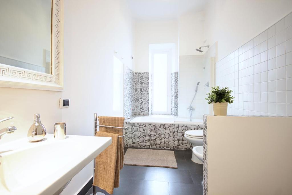 ミラノにあるMilanRentals - Mameli Apartmentのバスルーム(洗面台、トイレ、バスタブ付)