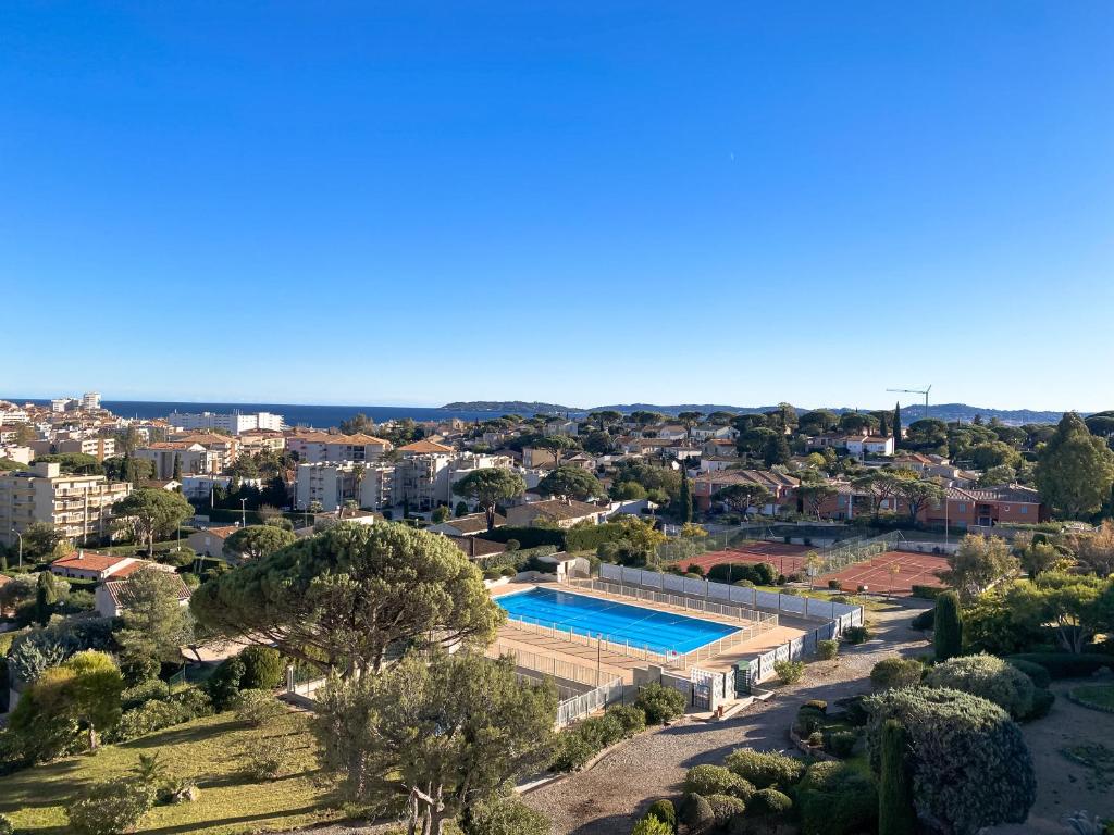 Ferienwohnung mit Meerblick, Pool und Tennisplätzen