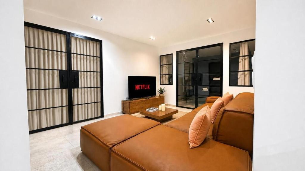 Modern 2 Bedroom Apartment in Vibrant Paris 11
