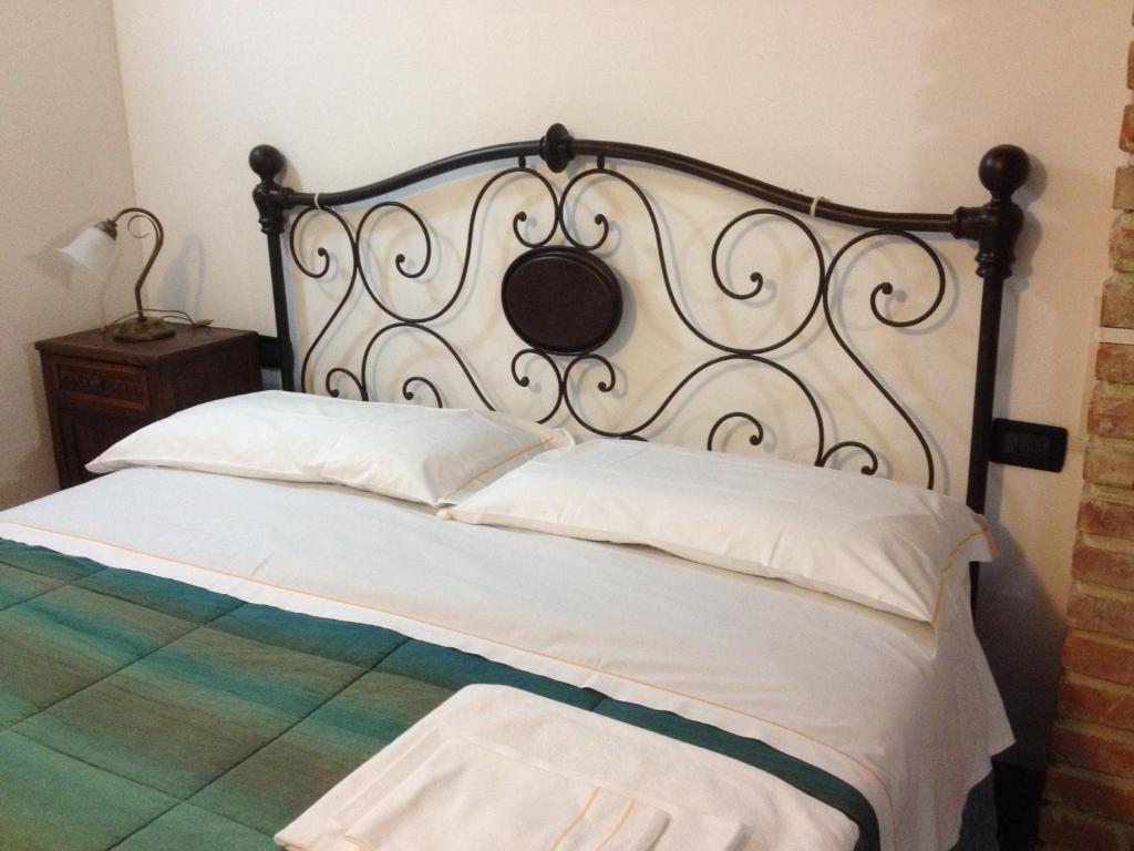 a bedroom with a large black and white bed at Casa Vacanze Sotto l'Arco in Barete