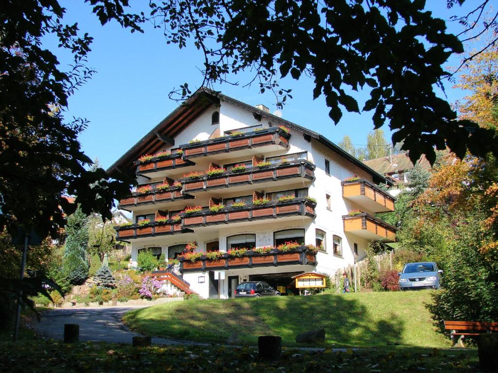 ein großes Gebäude mit Balkon auf der Seite in der Unterkunft Hotel Breitenbacher Hof in Waldachtal