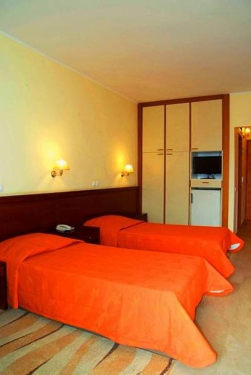 TV a/nebo společenská místnost v ubytování Elysee Hotel