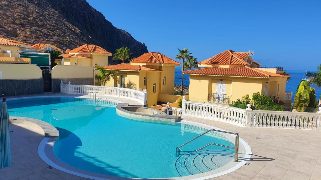 Grand Villa Blue Horizon in Los Cristianos, Ocean-Facing, Private Garden and Parking, 5 BR