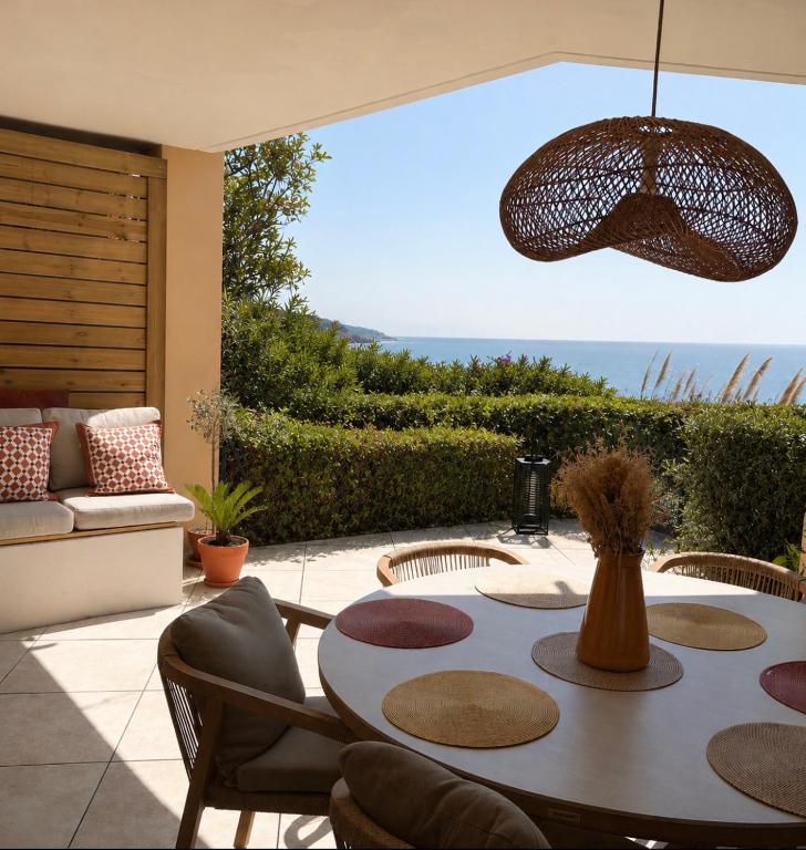 Terrasse vue mer, piscine à Nice