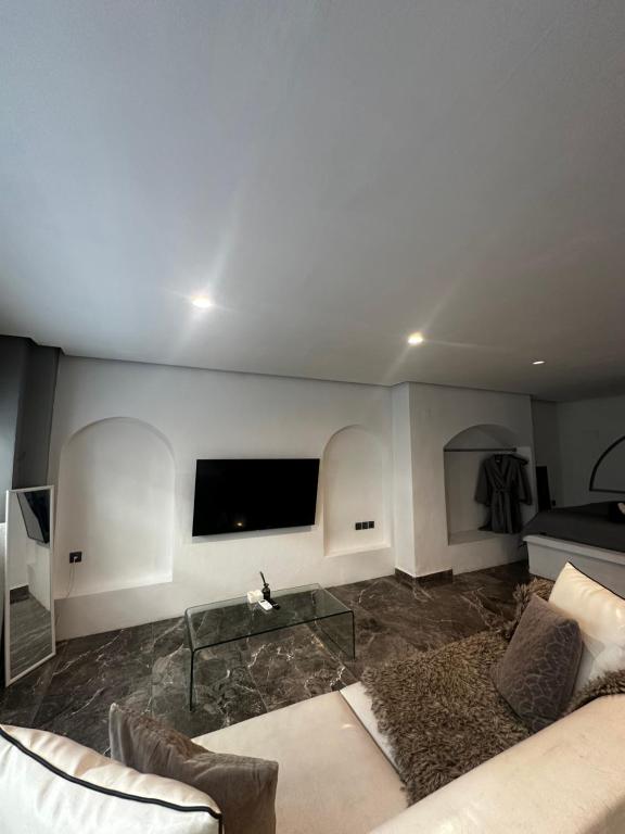 Minimal Arch En-Suite Studio