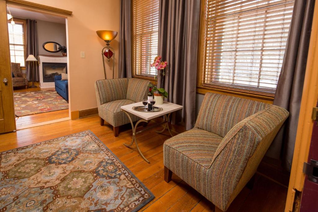 Farmers Guest House - King Suite (Julia)