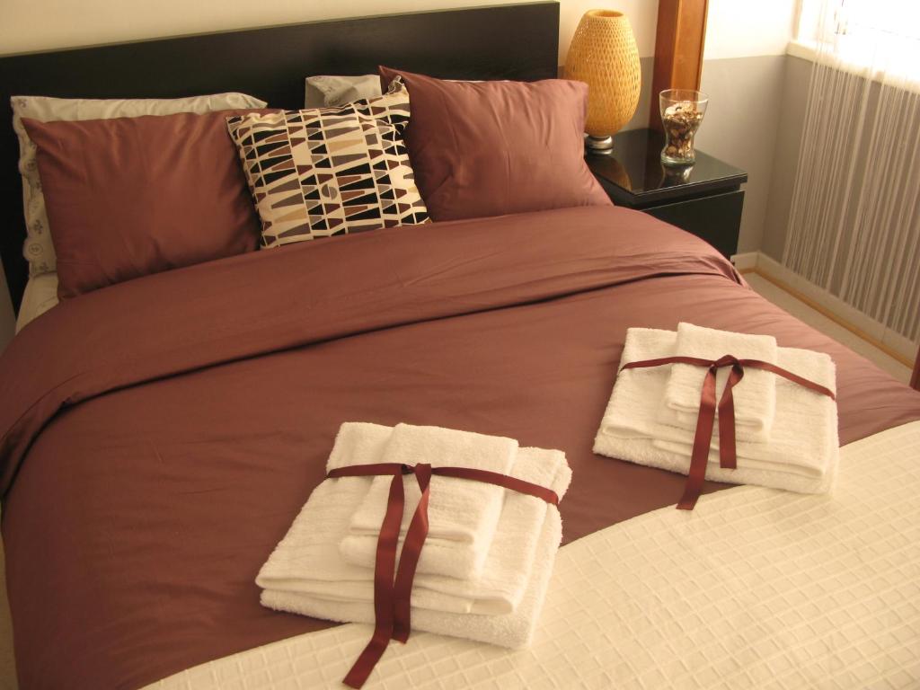 ein Bett mit zwei Handtüchern darüber in der Unterkunft Appartement Lisbonne Estrela in Lissabon