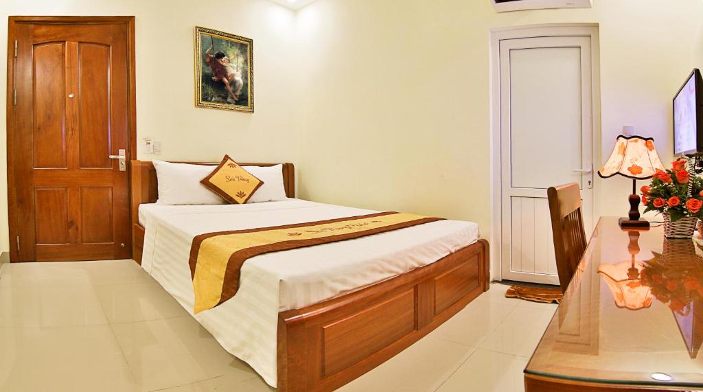 Postel nebo postele na pokoji v ubytování Sen Vang Hotel