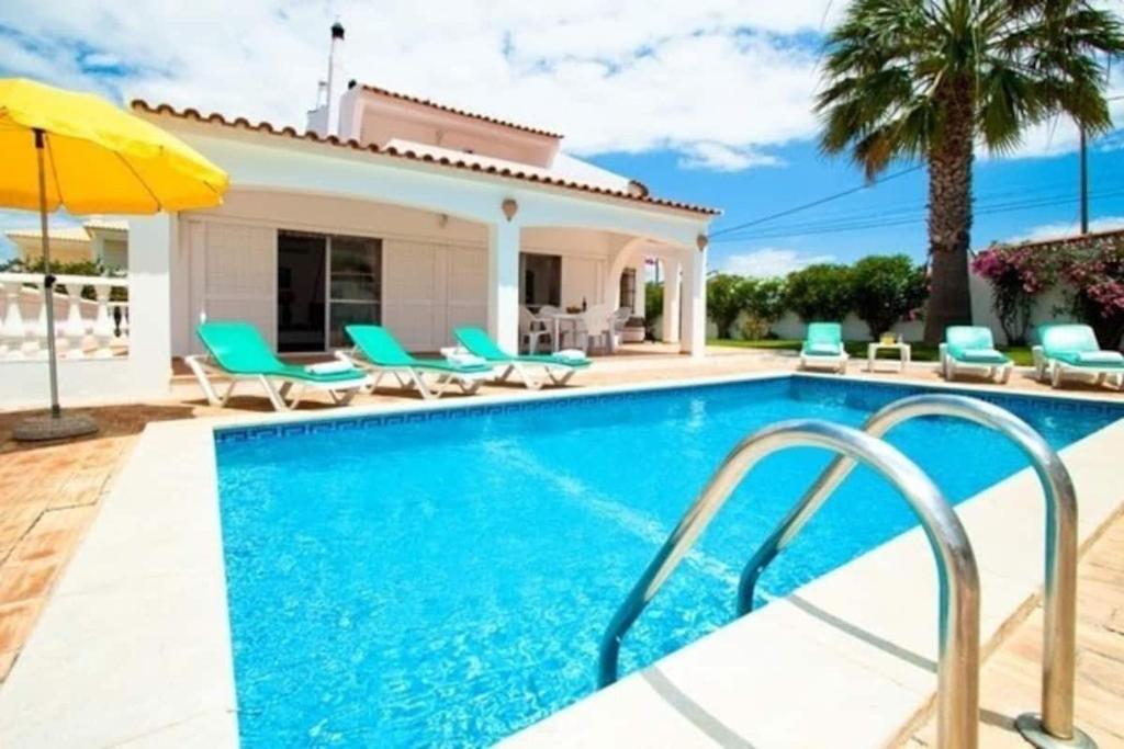Villa in Albufeira with private pool 800m from Beach