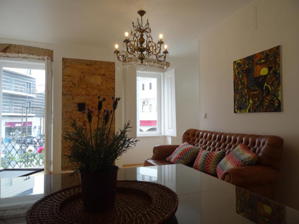 sala de estar con sofá y mesa en Alojamentos Casa Facha Menta en Portalegre