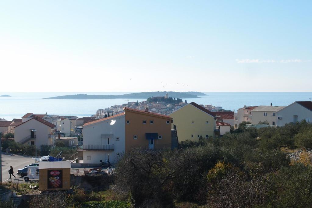 una ciudad en una colina con el océano en el fondo en Rooms Jelena, en Primošten