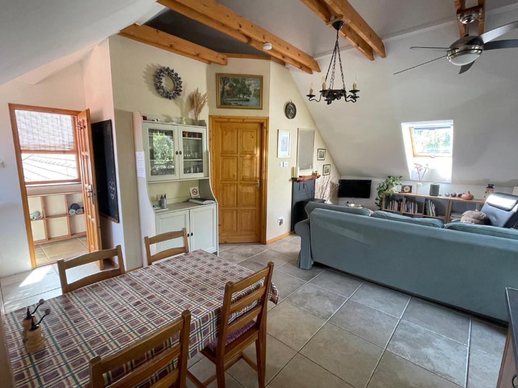 Oak Tree Apartment - Tölgy Lak - Housity