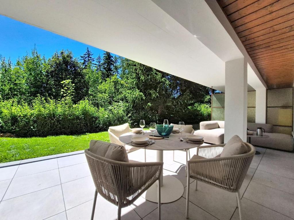 Apartment Les Ambassadeurs B 3 by Interhome