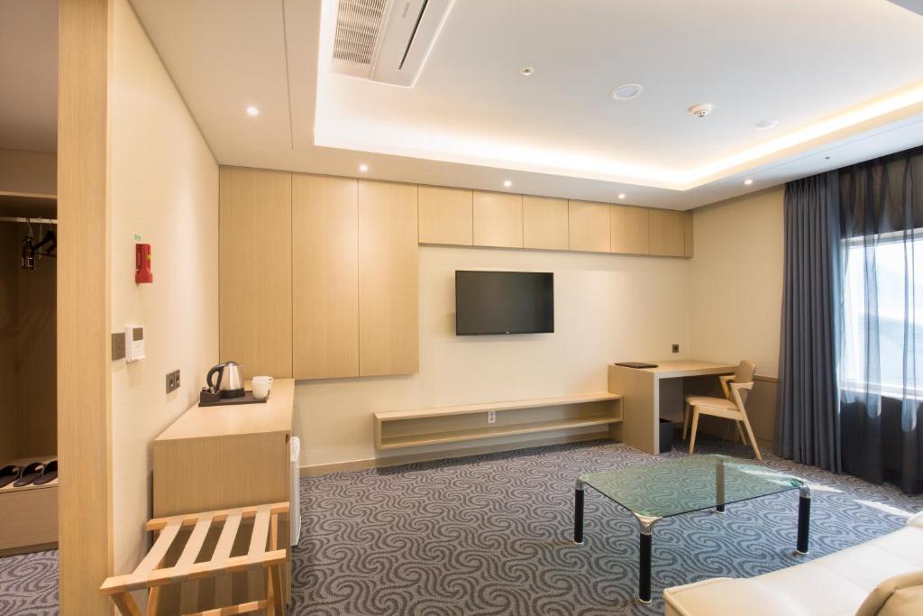 TV a/nebo společenská místnost v ubytování Hotel Foret Premier Nampo