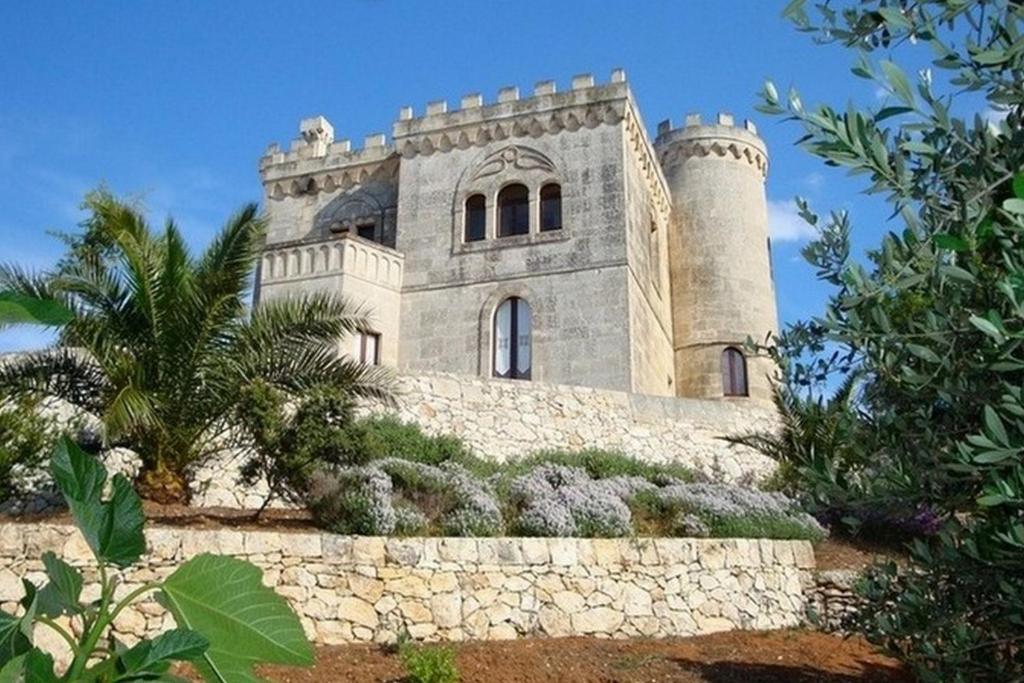 奧斯圖尼的住宿－Rocca Giulia，一座城堡,像一座石墙顶上的建筑