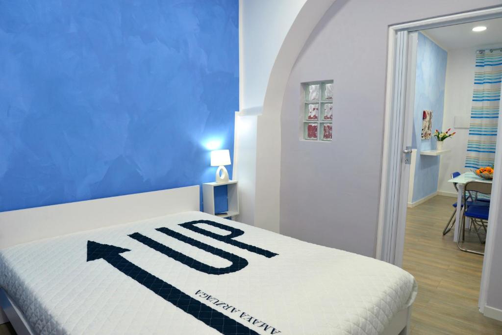 カステッランマーレ・デル・ゴルフォにあるCasa Tizianaのベッドルーム1室(固定式ベッド1台付)