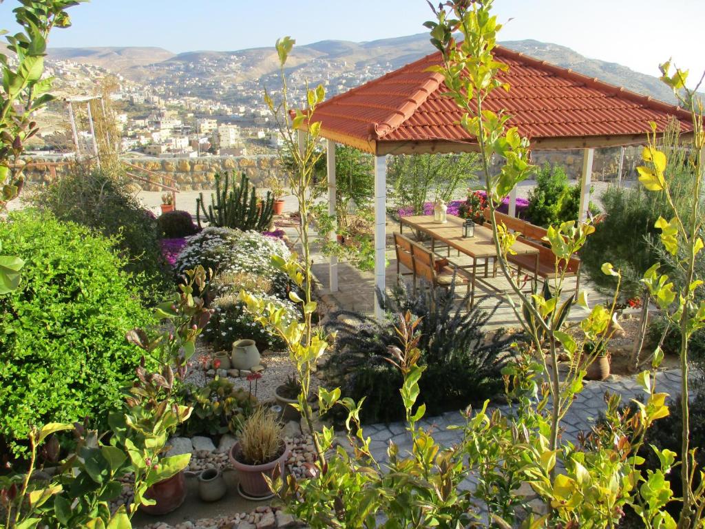 een tuin met uitzicht op de stad bij Petra Bed & Breakfast in Wadi Musa