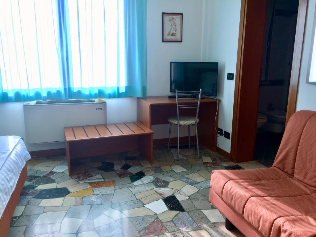 TV a/nebo společenská místnost v ubytování Albergo Isetta