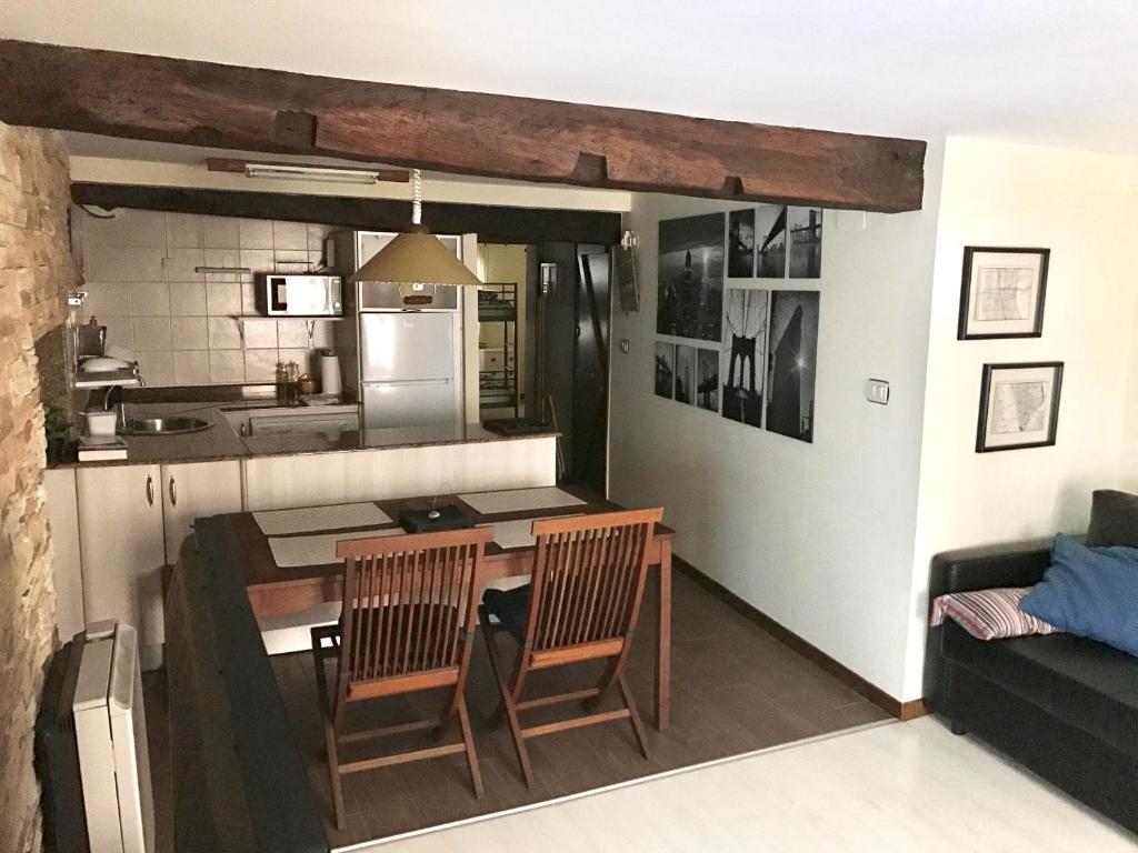 uma cozinha e sala de estar com mesa e cadeiras em Urrondo em Lekeitio