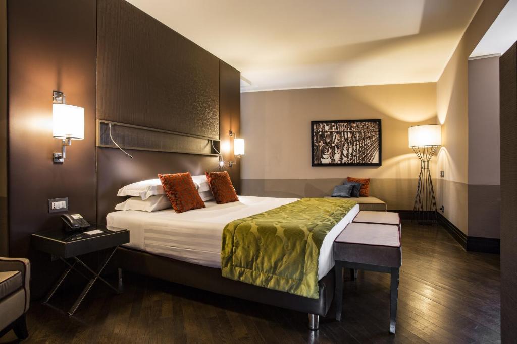 Tempat tidur dalam kamar di Rome Times Hotel