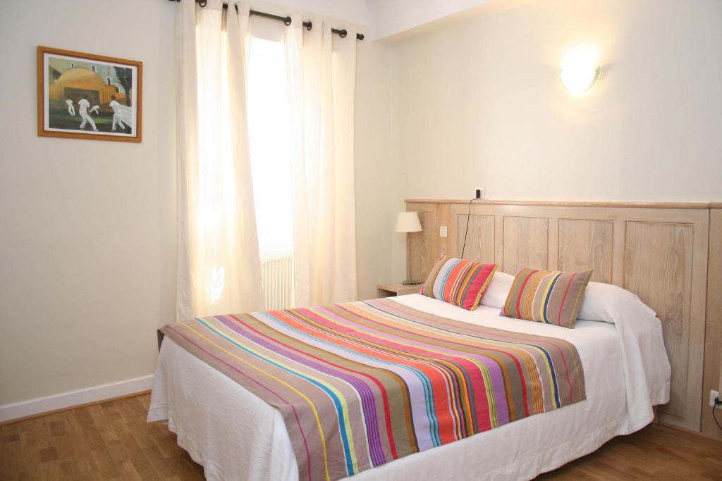 Postel nebo postele na pokoji v ubytování Hôtel Euzkadi