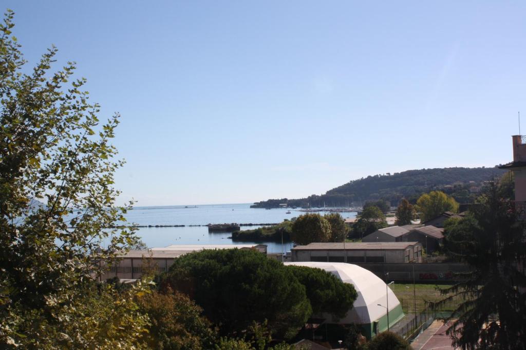 una vista de una masa de agua con un edificio en Cà de Maòa un tuffo nel mare, en La Spezia