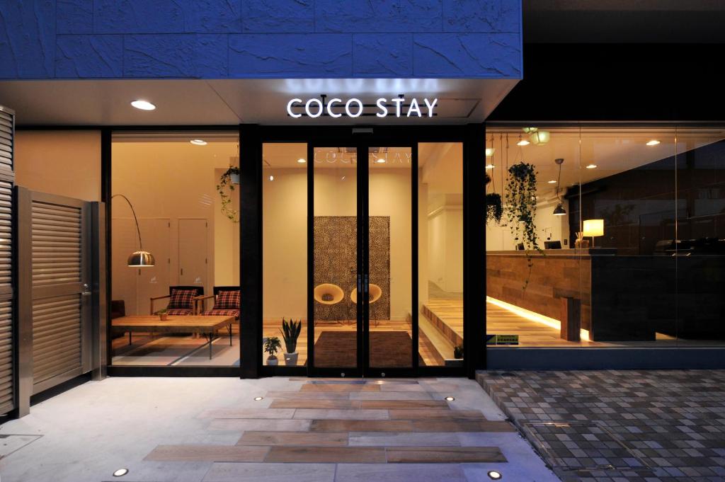 einen Laden vorne mit einem Ceo-Schild an der Tür in der Unterkunft Coco Stay Nishikawaguchi Ekimae in Kawaguchi