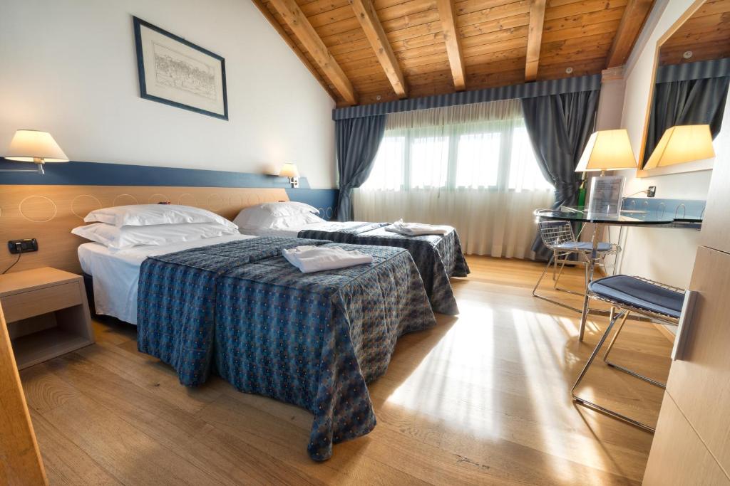 Postel nebo postele na pokoji v ubytování West Point Airport Hotel
