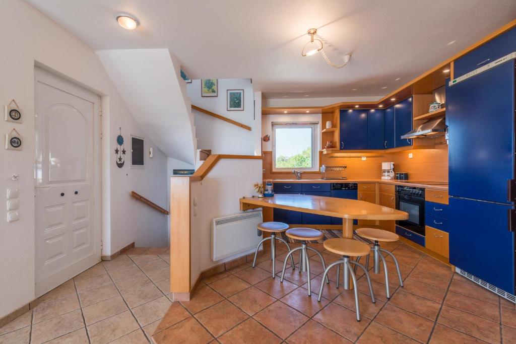 A kitchen or kitchenette at Villa Adamite