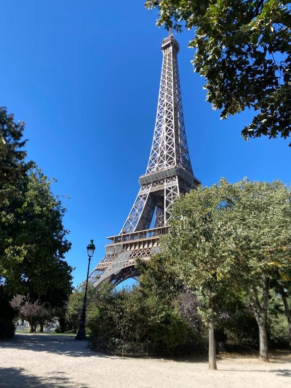 Au cœur de l'Avenue des Champs-Elysées Arc de Triomphe
