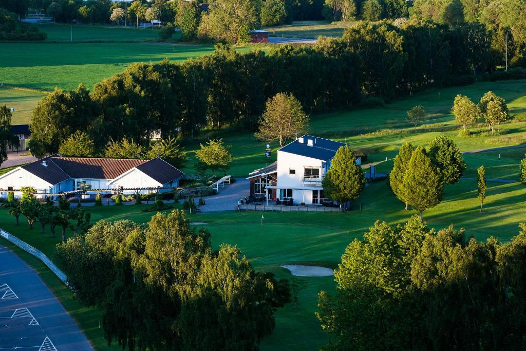 eine Luftansicht eines Hauses auf einem Golfplatz in der Unterkunft Söderåsens Golf Lodge in Risekatslösa