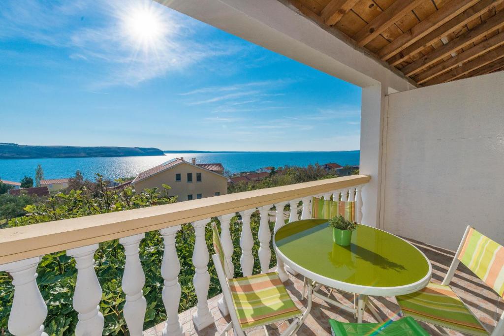 d'un balcon avec une table et des chaises et une vue sur l'océan. dans l'établissement Apartments Marko Dominik, à Ražanac