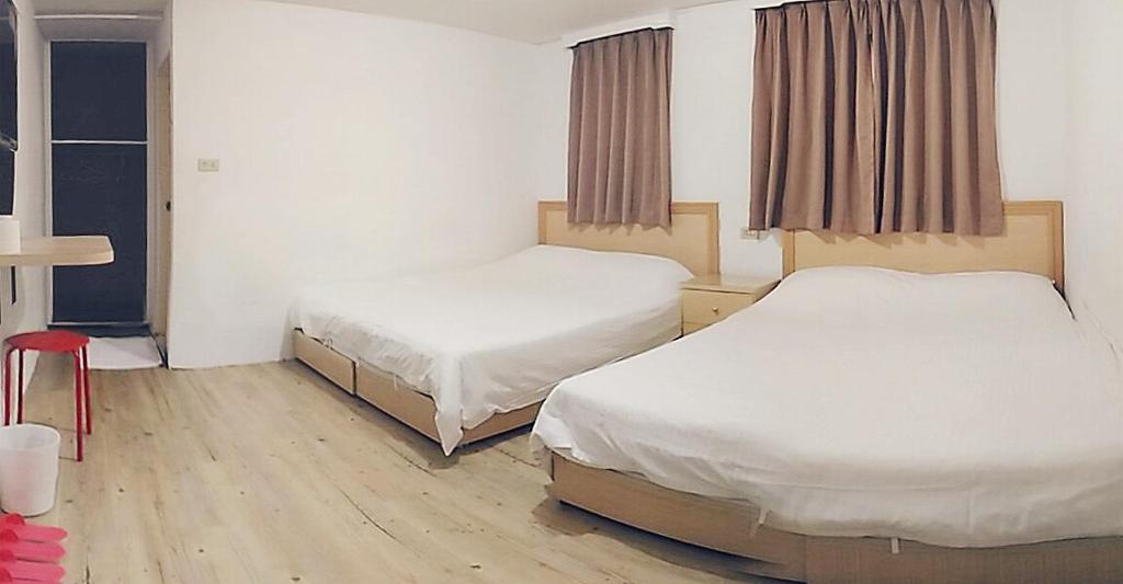 台北的住宿－嘉荣青年旅舍，一间客房内配有两张床的房间