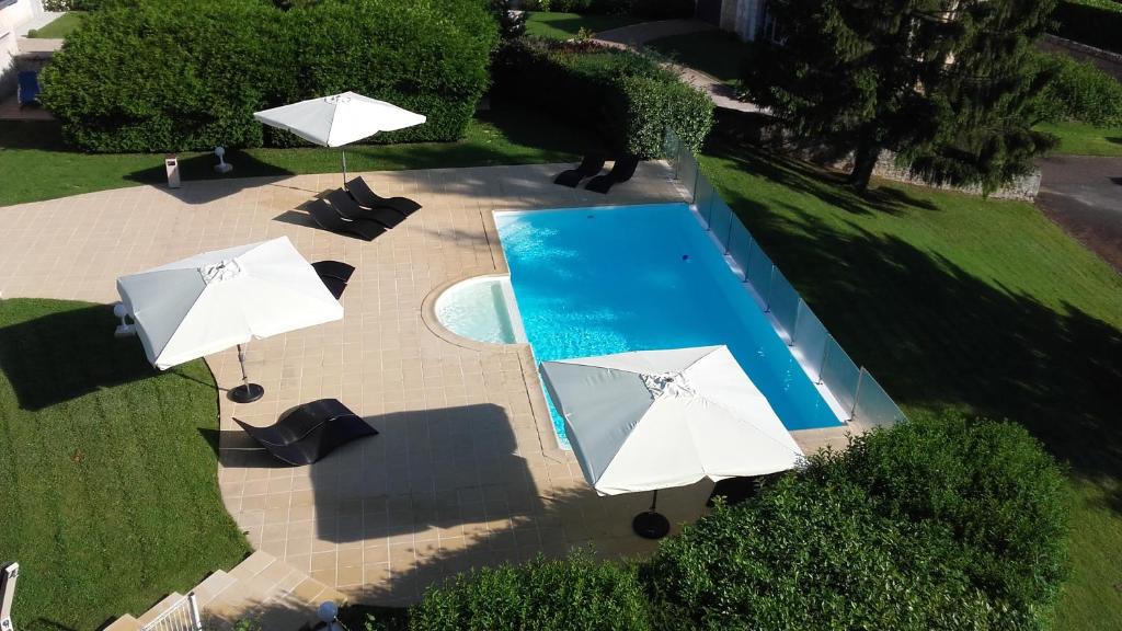 an overhead view of a swimming pool with umbrellas and chairs at Château de la Menaudière in Chissay-en-Touraine