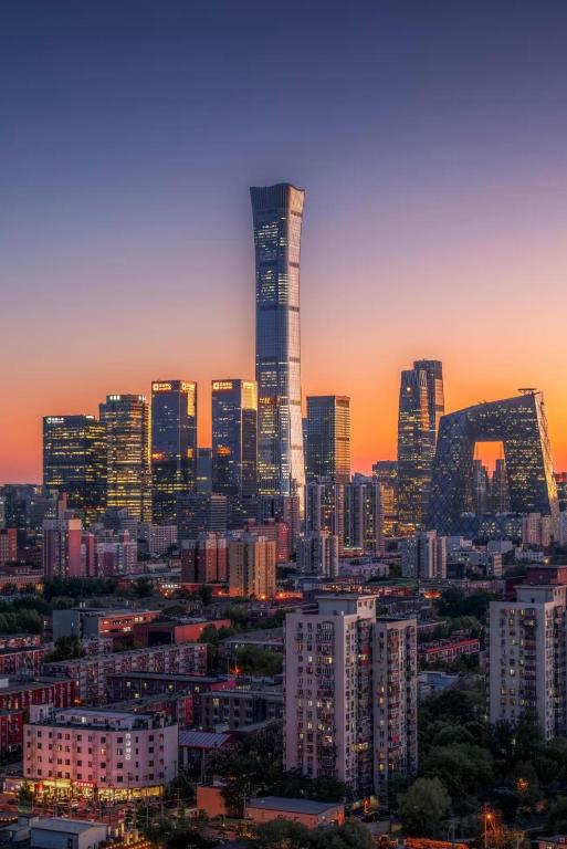 Beijing High-Rise Panoramic European International Mansion- Near Embassy District Forbidden City ,Temple of Heaven and Bar Street ,one-way PEK airport pick-up Express collection, free laundry, free coffee tourist ticket service در پکن