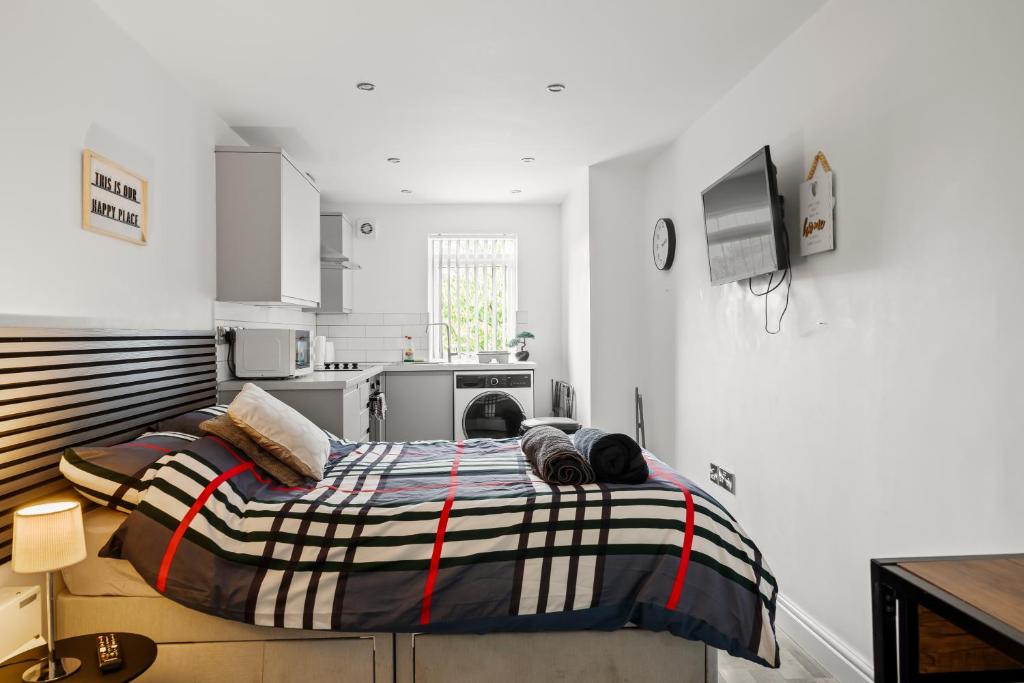 10min to City - FREE Parking - Private Studio - Contractor Friendly - 