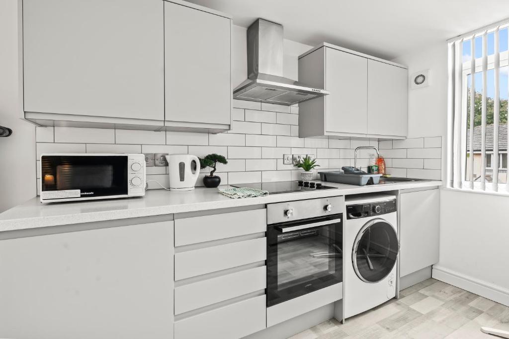 10min to City - FREE Parking - Private Studio - Contractor Friendly - 