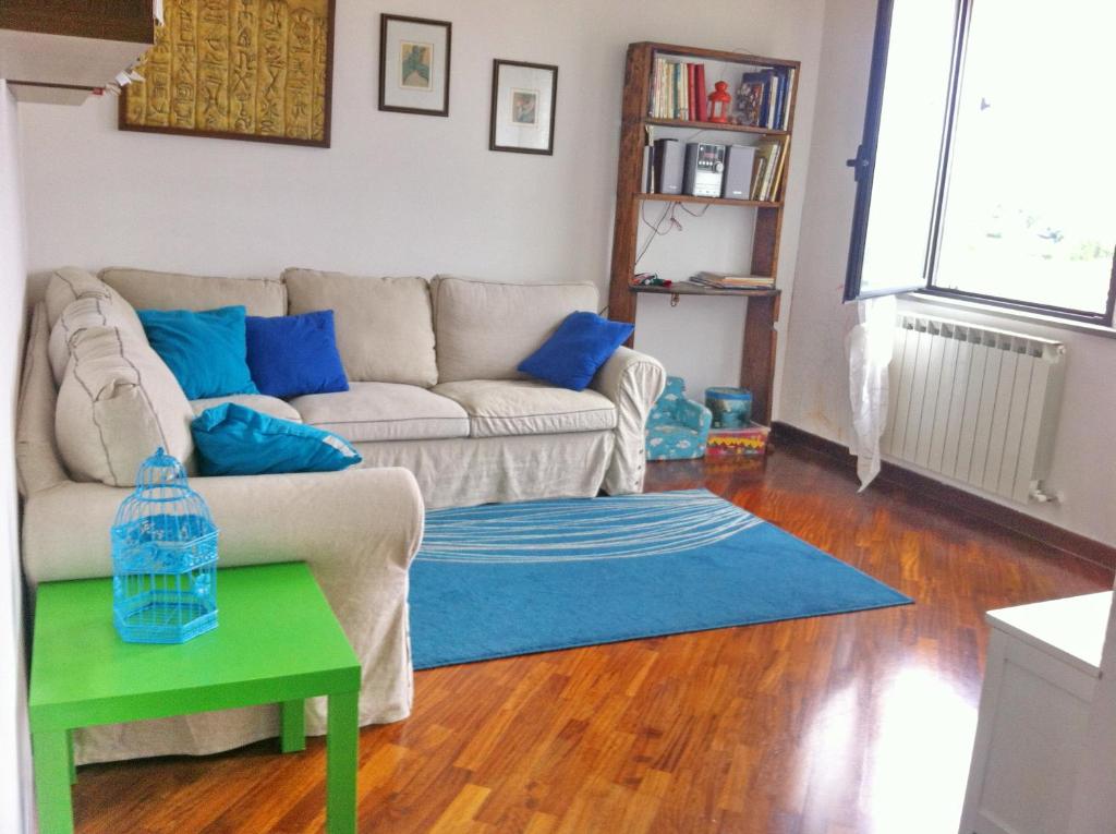 - un salon avec un canapé et un tapis bleu dans l'établissement silvia' s house, à La Spezia