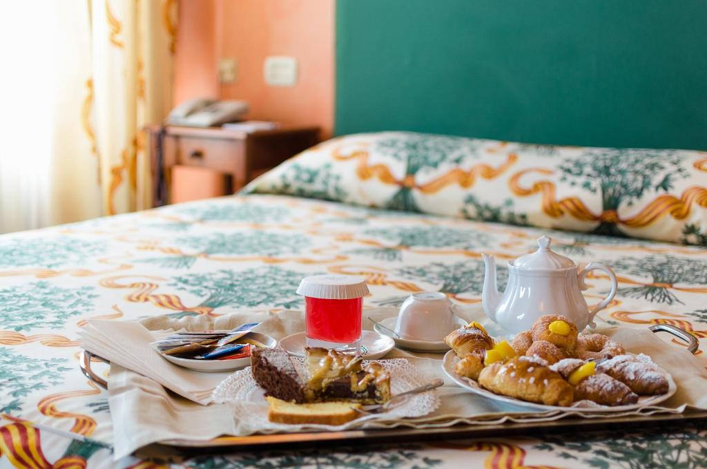 ein Tablett mit Essen auf dem Bett in der Unterkunft Hotel Vecchio Borgo in Palermo