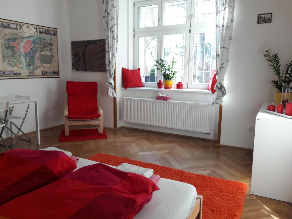 布拉格的住宿－Garden Apartment，一间卧室设有一张床和一个窗口