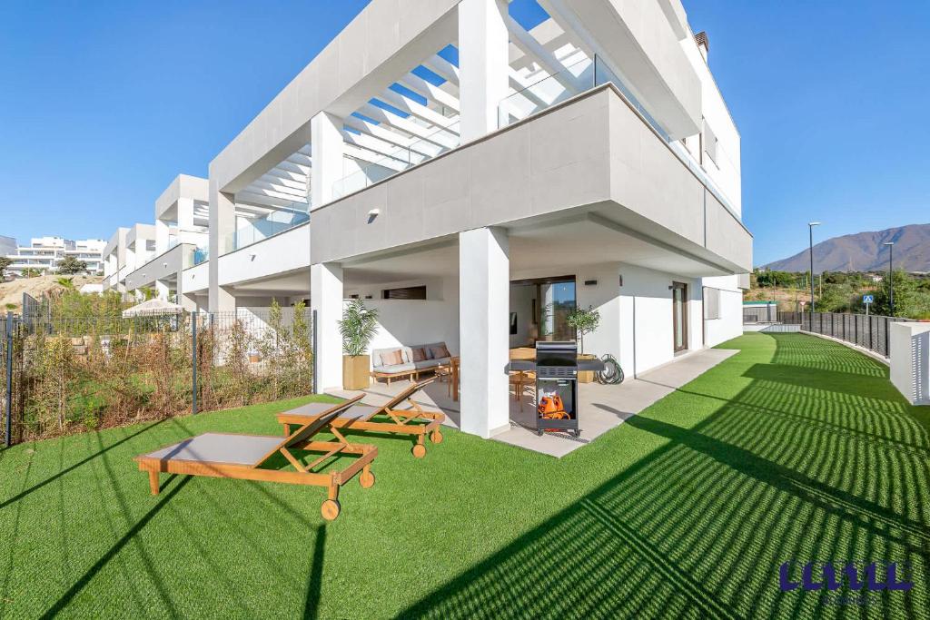 Casa Azalia Exclusive 2 Bedroom Apartment with Pool and Gym in Estepona
